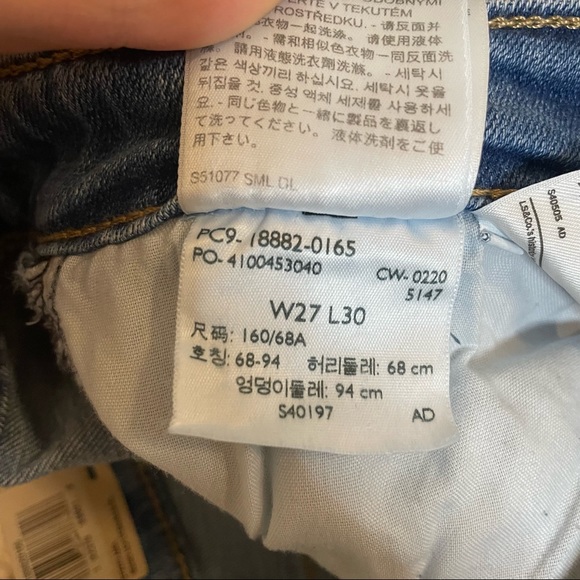 NWT! LEVI STRAUSS 721 High Rise Ripped Raw Hem Skinny Jeans - Size 27 - Picture 16 of 16